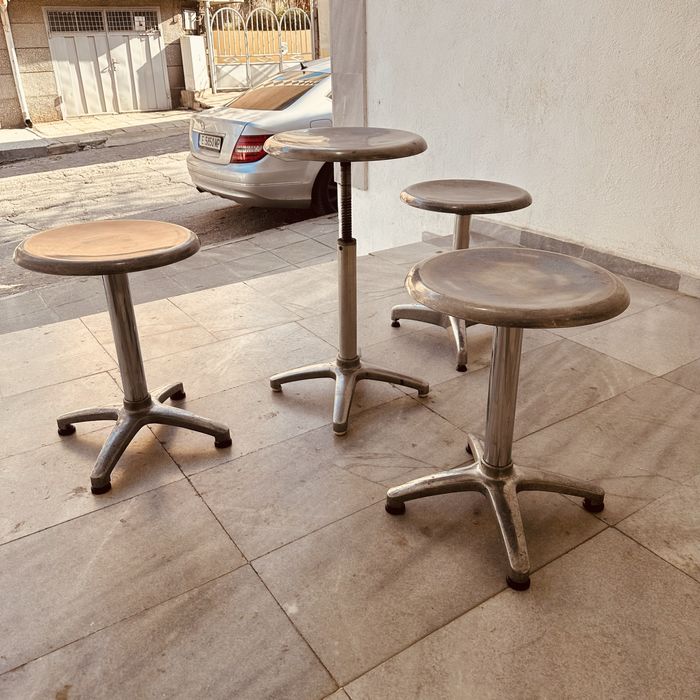Винтидж индустриални метални табуретки / помощни масички