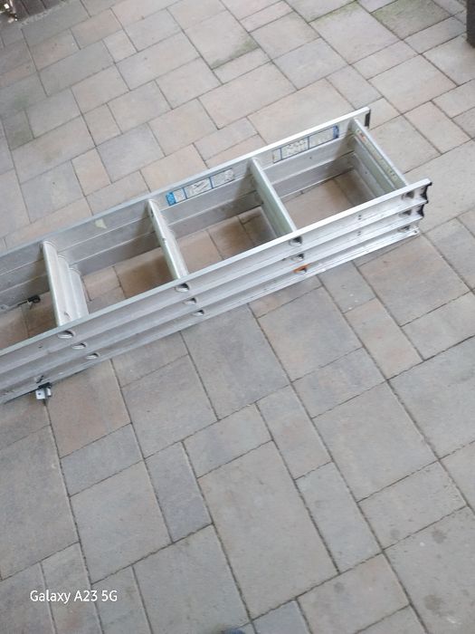 Scară pod / mansardă aluminiu profesională Werner (3 tronsoane x 5 trepte)Descriere: