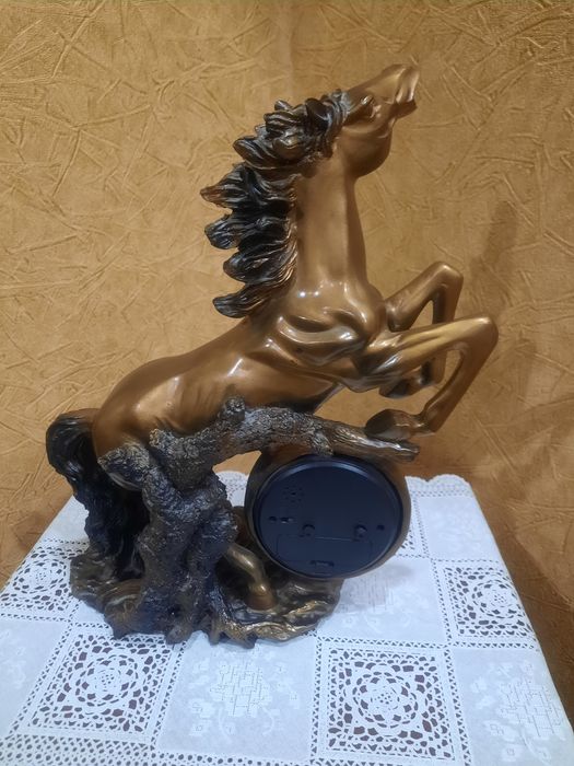 Настольно-каминные часы-статуэтка "Sweetti" в виде лошади, под бронзу.