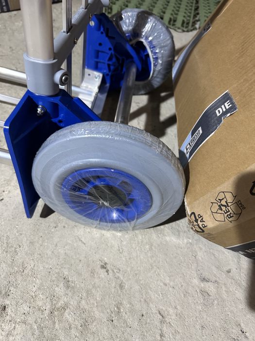 Чисто нова количка за пренос на багаж