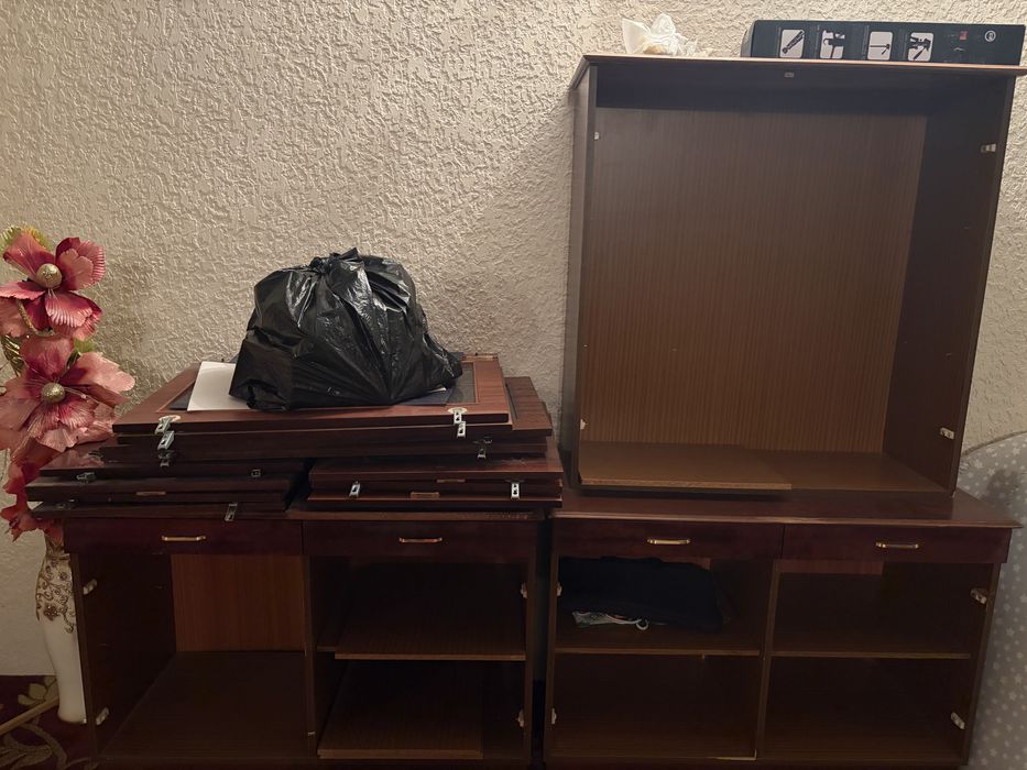 Шкаф в среднем состоянии и в коричневом цвете
