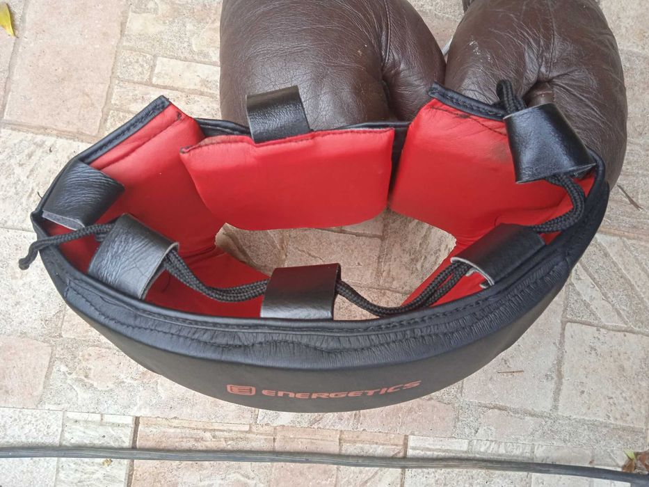 Стари боксови ръкавици и шлем Energetics