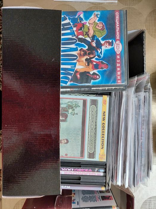 DVD диски с зарубежными,узбекскими и русскими фильмами. CD с музыкой