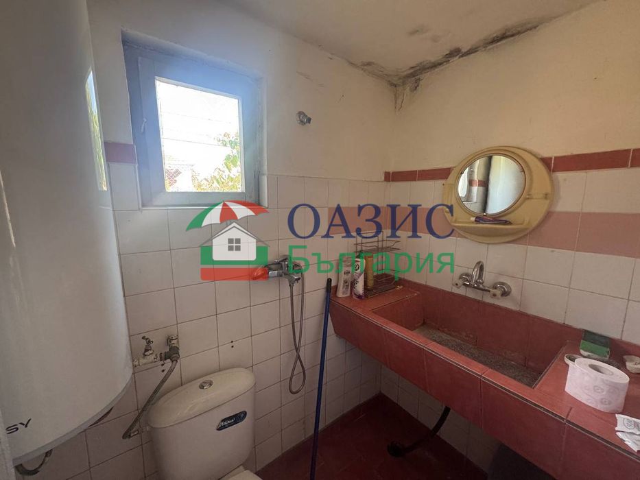 Двуетажна къща в с. Гълъбец на парцел 730 кв м, Общ. Поморие, обл.