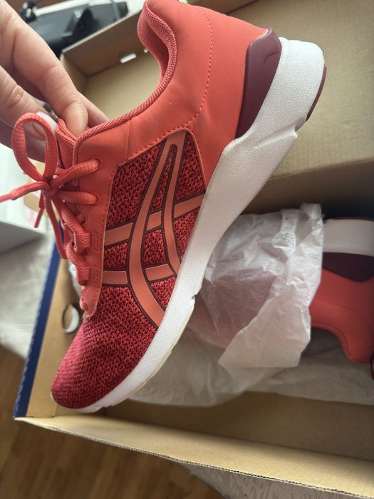 Дамски спортни маратонки Asics