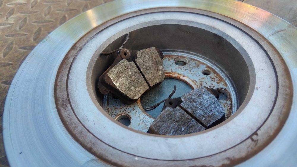 Продавам комплект дискове и накладки: 4 диска + 4 накладки