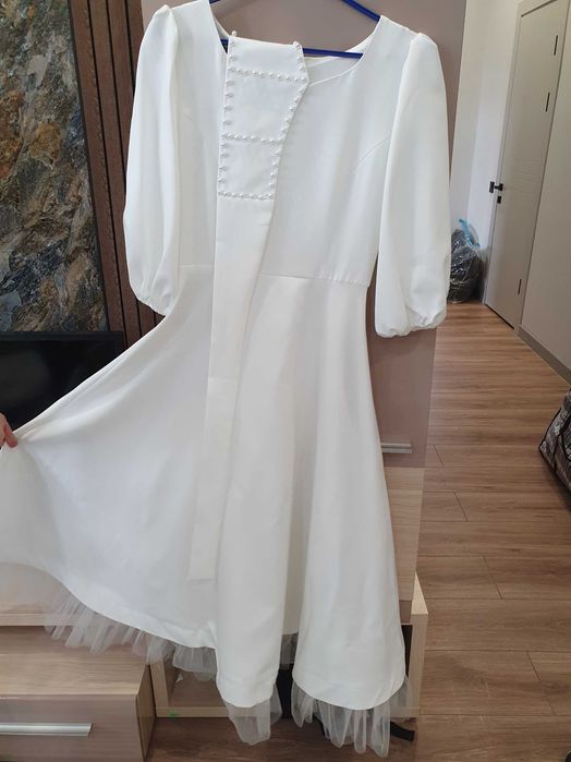 Продам белое нарядное платье