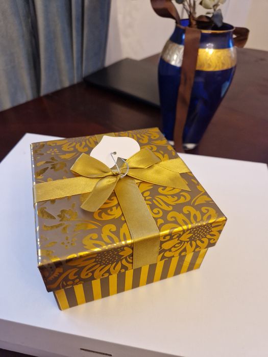 Продаются элегантные подарочные коробочки