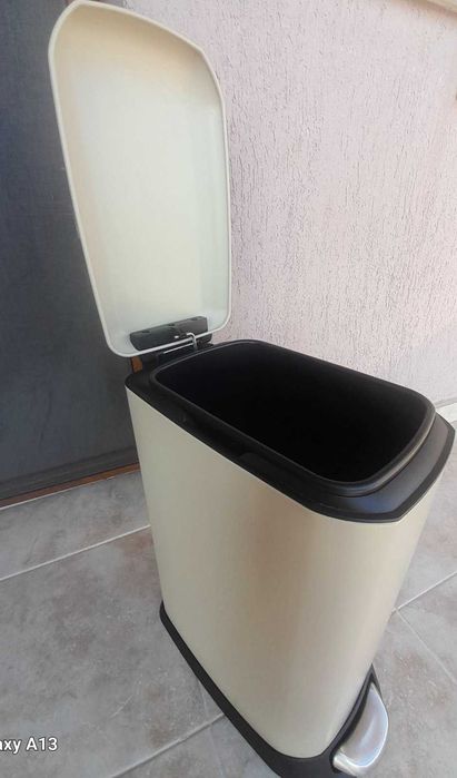 Продавам кош за отпадъци.