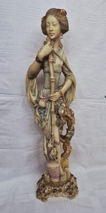 Statuetă japoneză Gheișă vintage, 53cm sculptată din steatit (rășină osoasă), anii 1950.