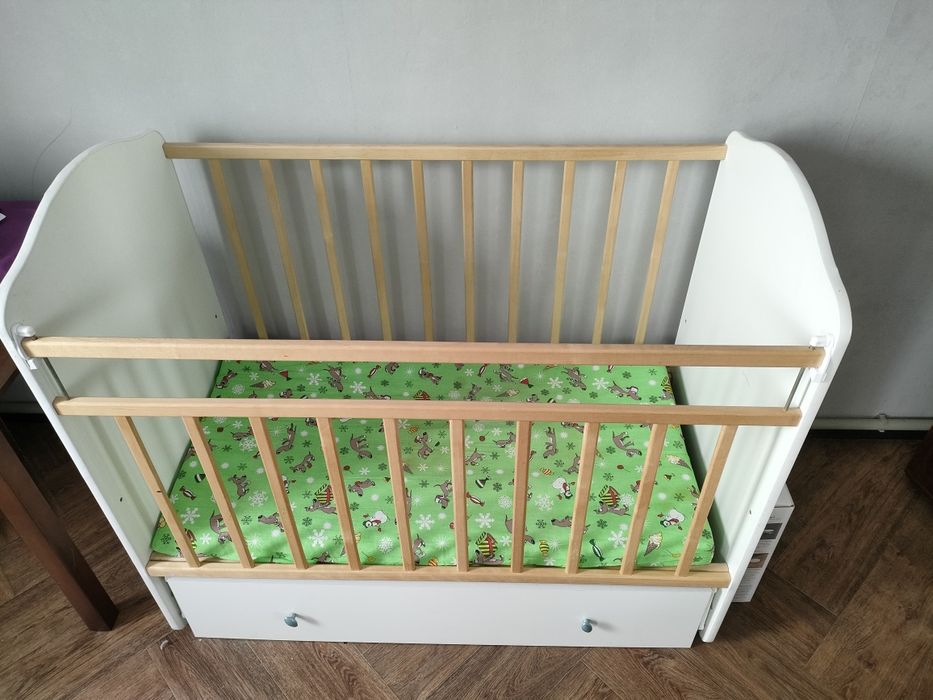 Детская кроватка с матрасом