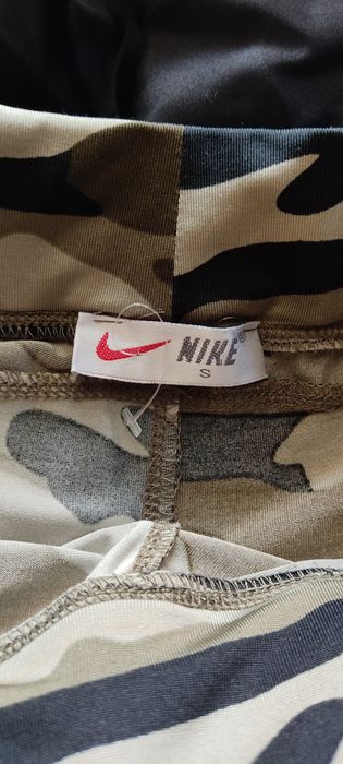 Colanți 3 sferturi camuflaj nike și maieu