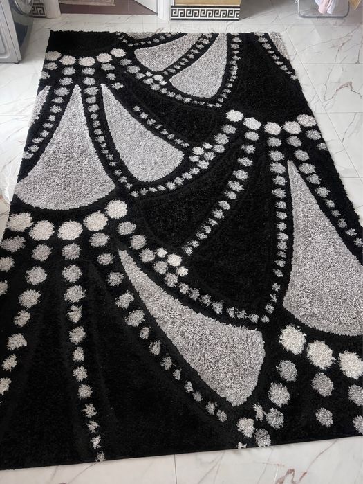 Covor shaggy elegant alb-negru,model deosebit,intretinut