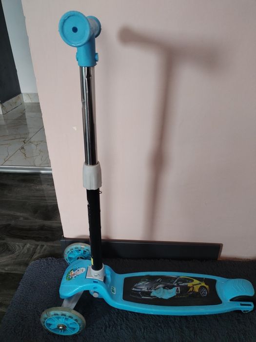 Trotinetă pliabilă pentru copii.