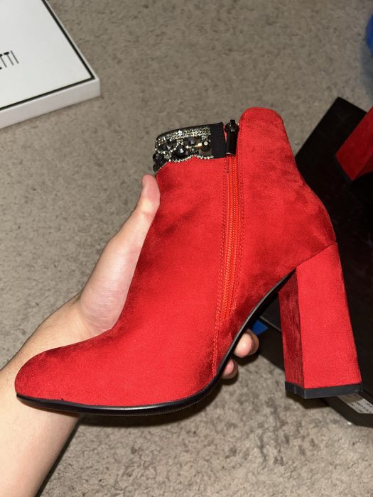 продается красные туфли в национальном стиле