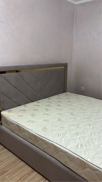 Кровать с матрасом