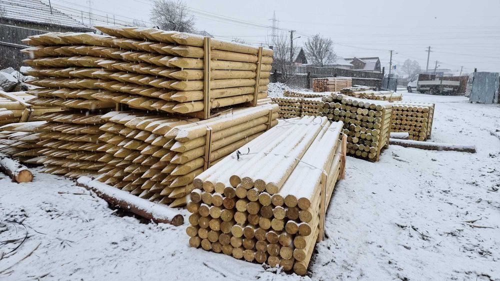 Tutori din lemn rotund ascutiti si tratati