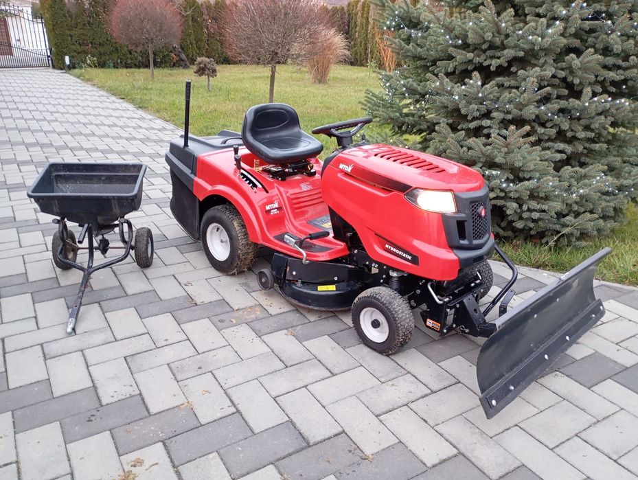 Tractoras tuns iarba gazon