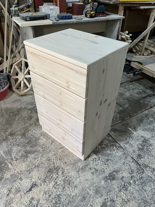 Скрин с четири чекмеджета