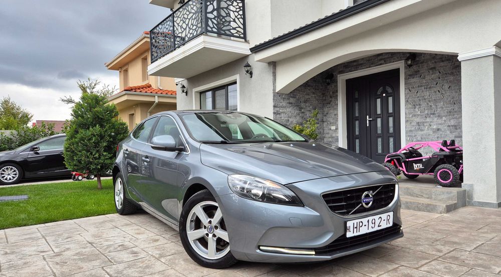 Volvo/V40/2.0 diesel/120 cp/Euro 6/Navi/Led/Keyless Goo/Entry/Bord digital/Incalzire scaune/Olanda/