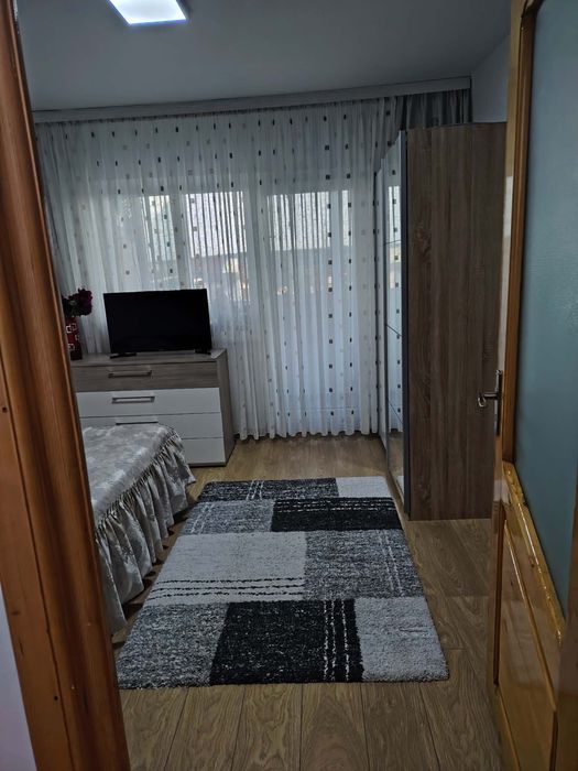 Vand apartament 3 camere in Simian