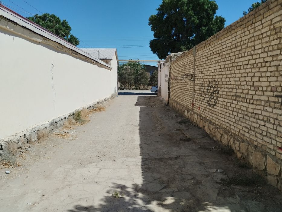 КОГОН,Шахар , Вохрни олдида катта Уй сотилади ,