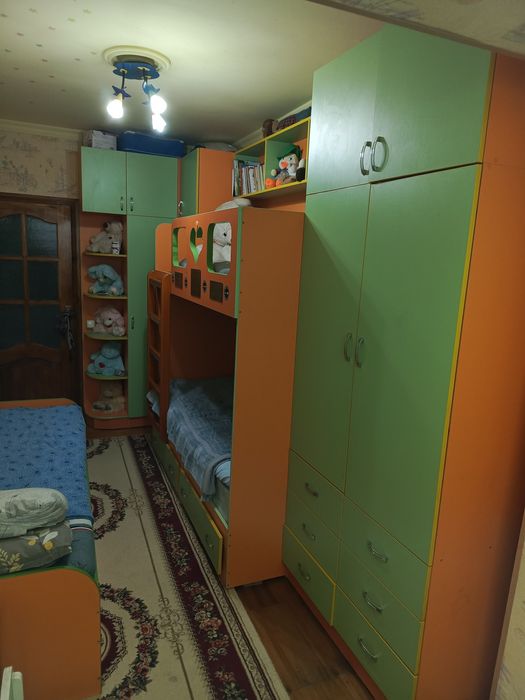 Детская мебель, на 3 спальных мест, писменный стол, шкафы