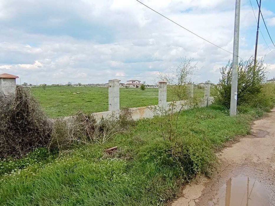 Парцел на асфалтов път до голф игрищата, вилна зона на Топола