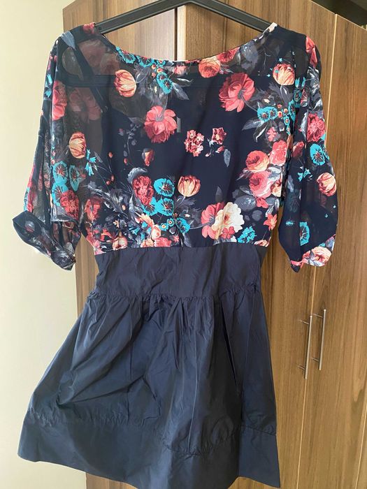 Къса рокля в тъмно синьо