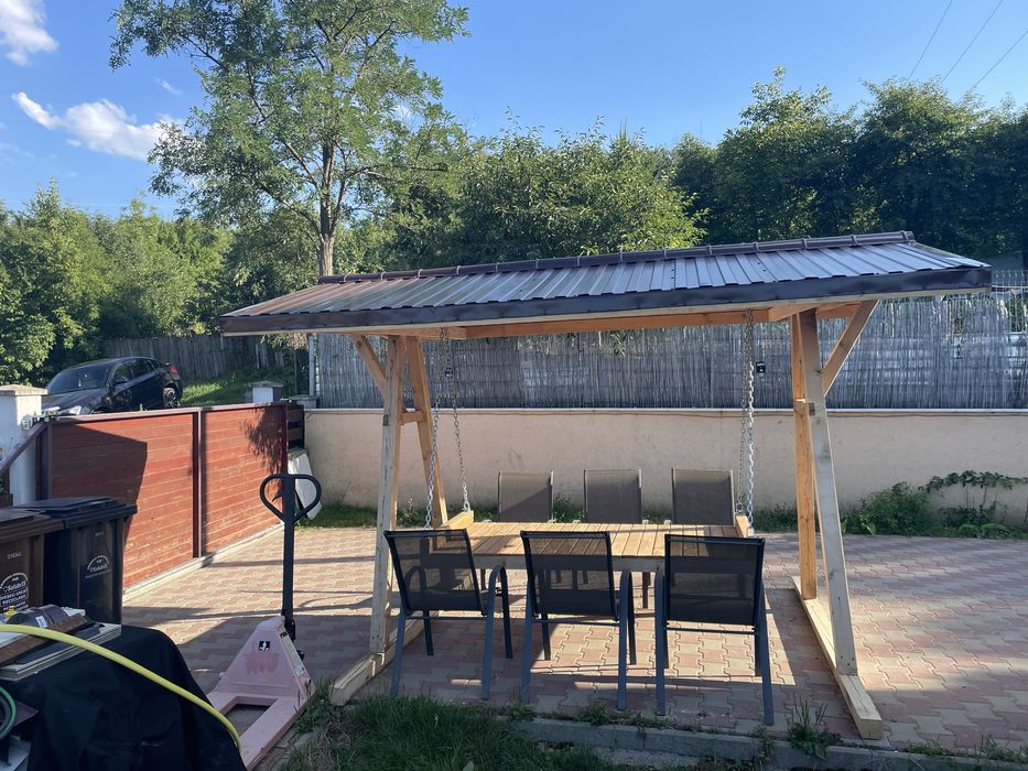 Foișor din lemn 4×2,5 m cu pat‑leagăn transformabil în masă 2×1 m