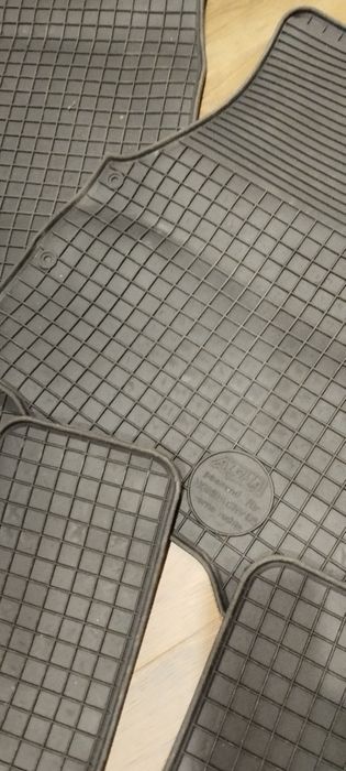 Продам полики резиновые на авто