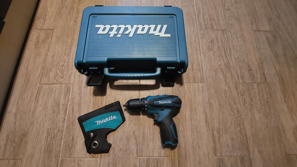 Bormasina acumulatori Makita DF330D, 10.8 v, defecta. Cutie, teaca