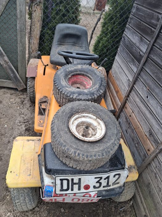 Vand tractoras de tuns gazonul