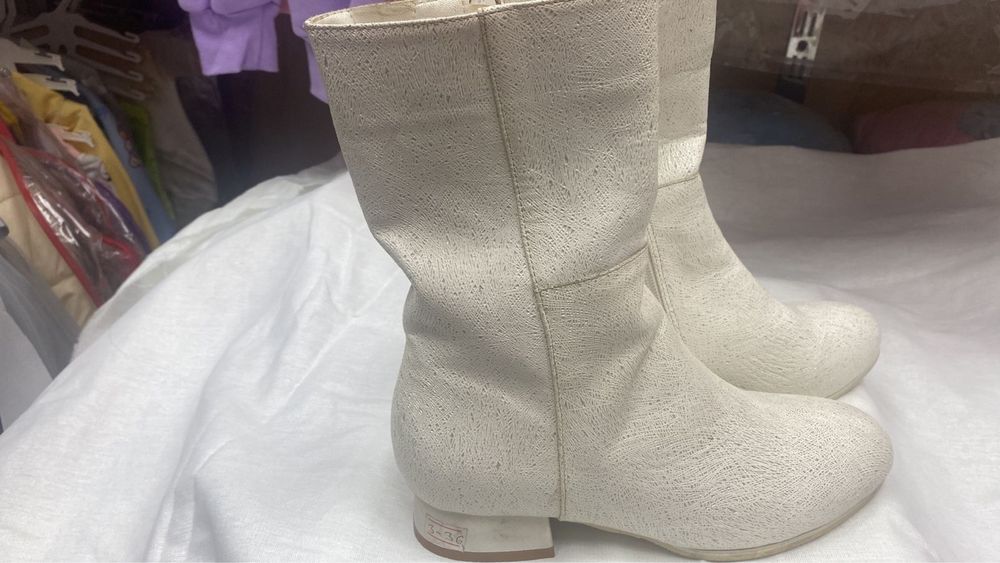 Белые женские сапоги