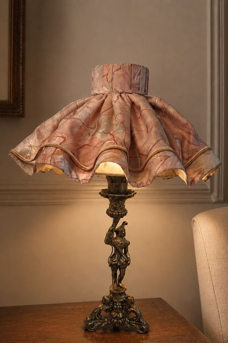 Veioză vintage în stil Baroc cu talpa din bronz în formă de statuetă și un abajur plisat din material textil,piesa deosebita h 44 cm
