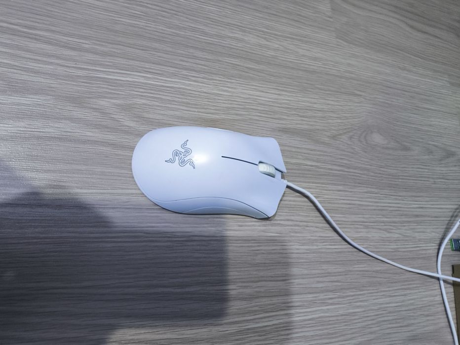 Мышка игровая Razer deathadder essential белый в хорошом состоянии