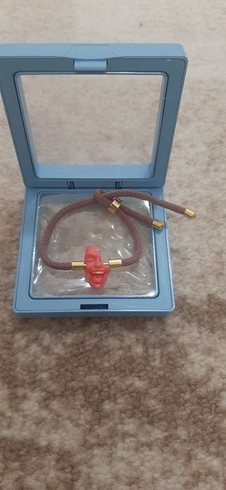 Брошка, ключодържатели и гривни