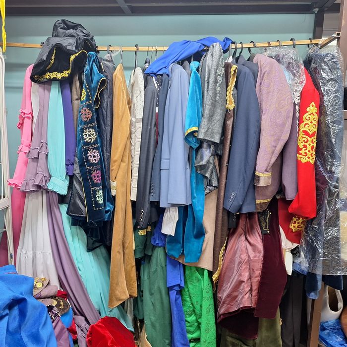 Арзан бағада киімдер сатылады.