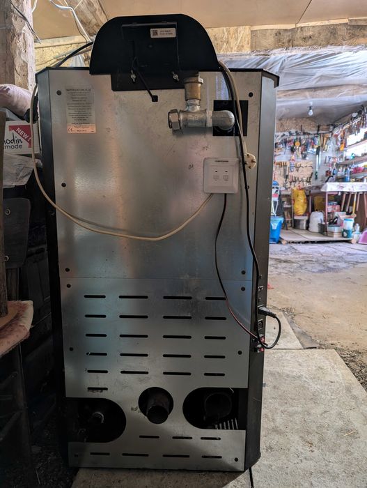 Продавам пелетна камина Golden Fire вПродавам и тон и половина пелети.