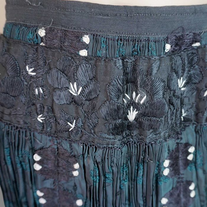 Zadie veche zona Cluj cu fusta de matase plisata, costum popular Cluj