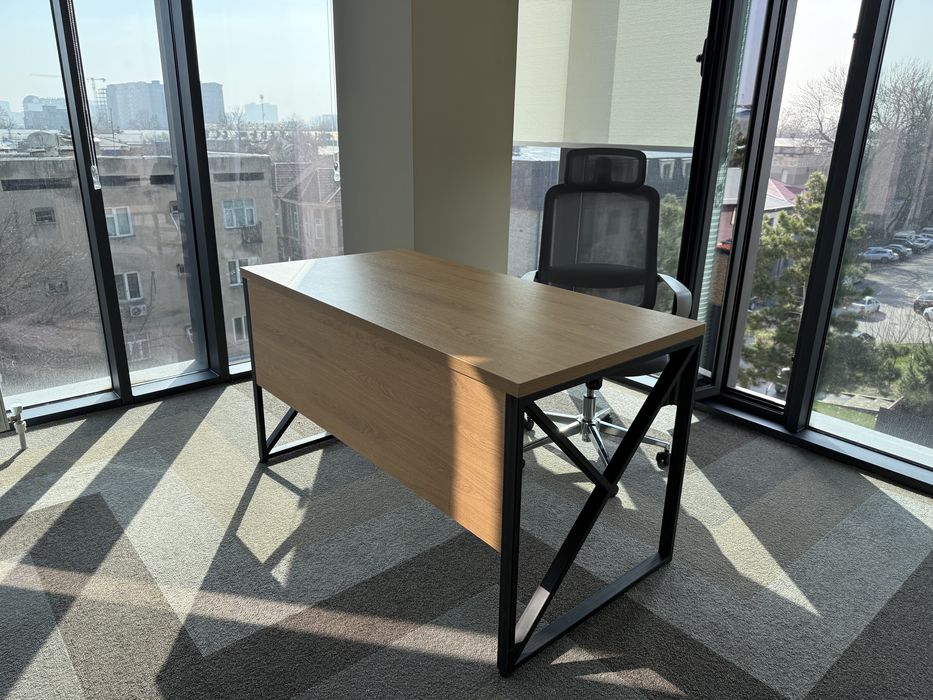 Продается офисная мебель мебель 7 комплетков и переговорный стол