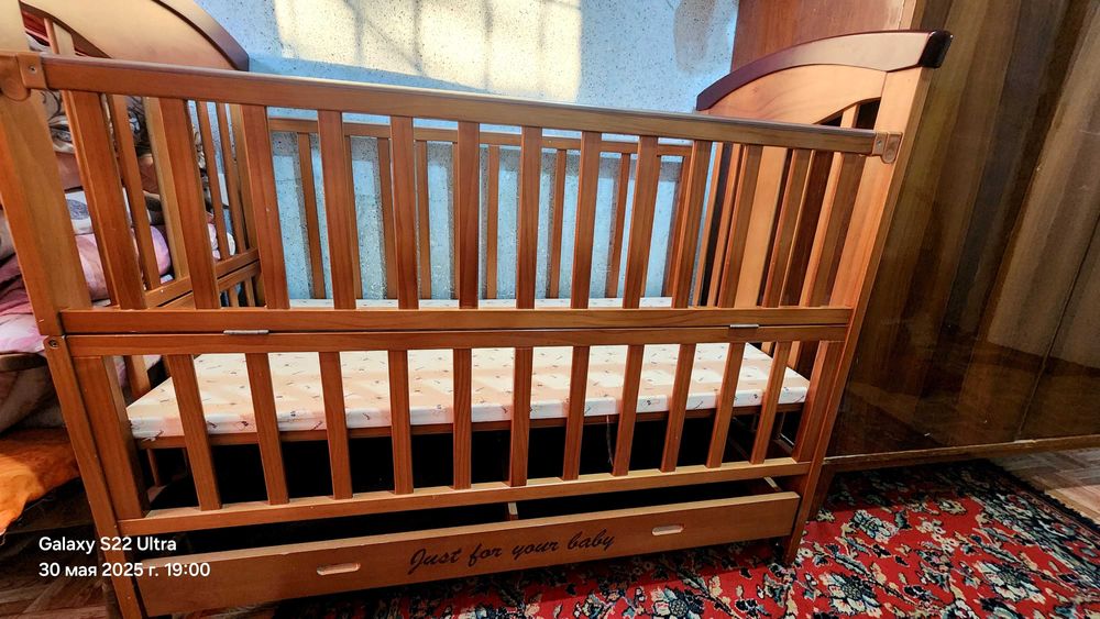 Детская кроватка и стульчик для кормления