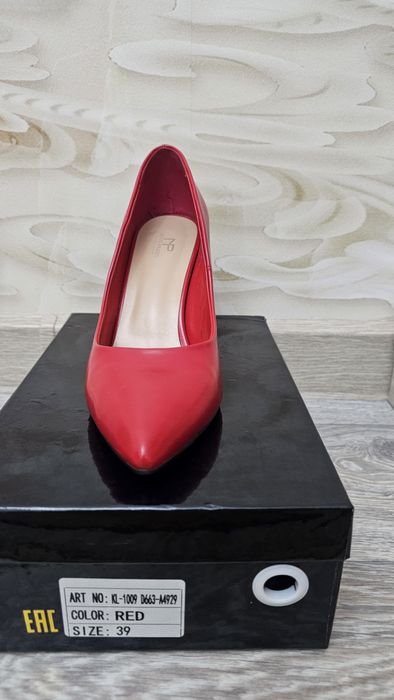 Красные женские туфли