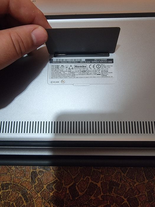 Dell XPS I7 -7500U 8gb ,256 SSD ( este modelul cu touch screen)