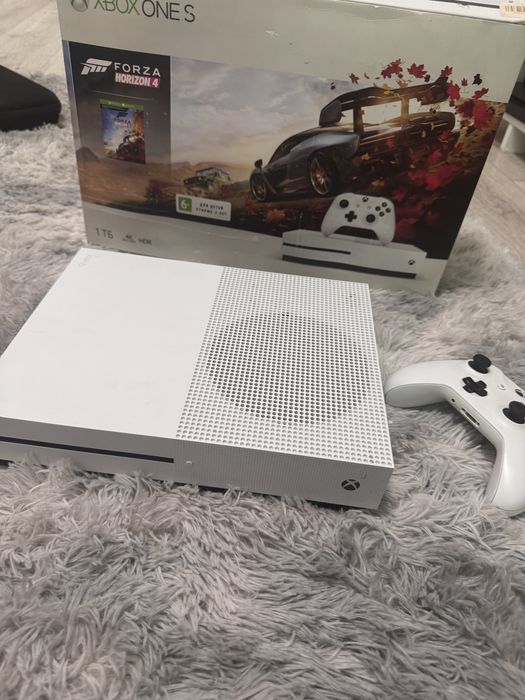 Xbox one S 1TB + игры