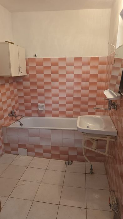 Închiriez casa cu curte în Centrul Ploieștiului