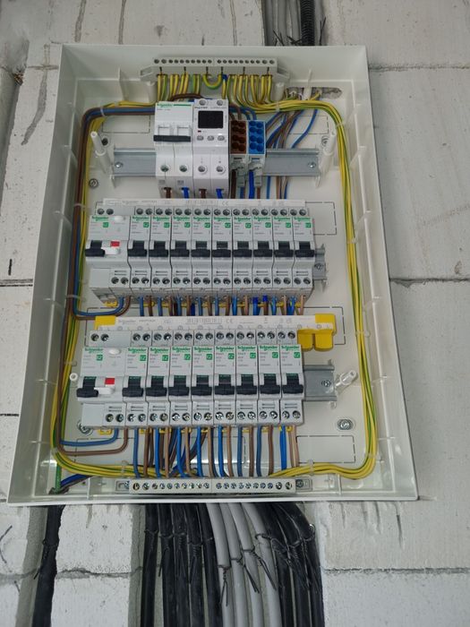 Electrician-Instalatii electrice