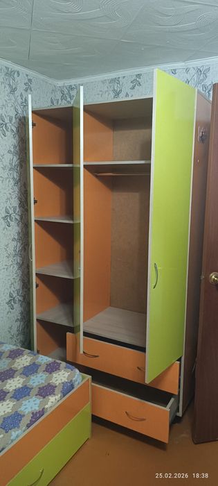 Продам две кровати и шкаф.75000