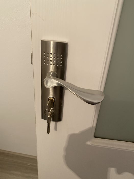 Usa interior cu toc reglabil