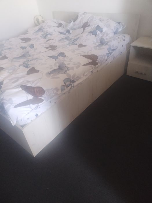 Vând cadru de pat.. Noptieră și comoda.. Luate de aproximativ un an..